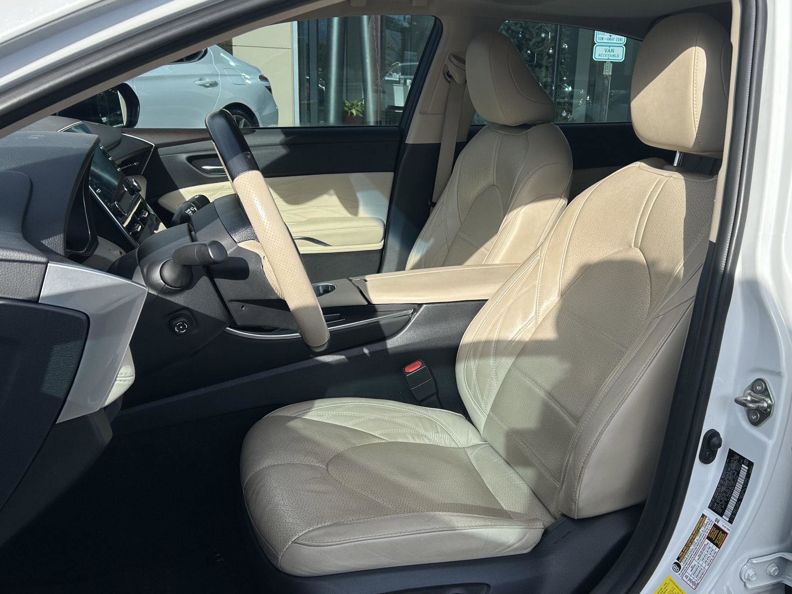 Used 2020 Toyota Avalon Limited image 14