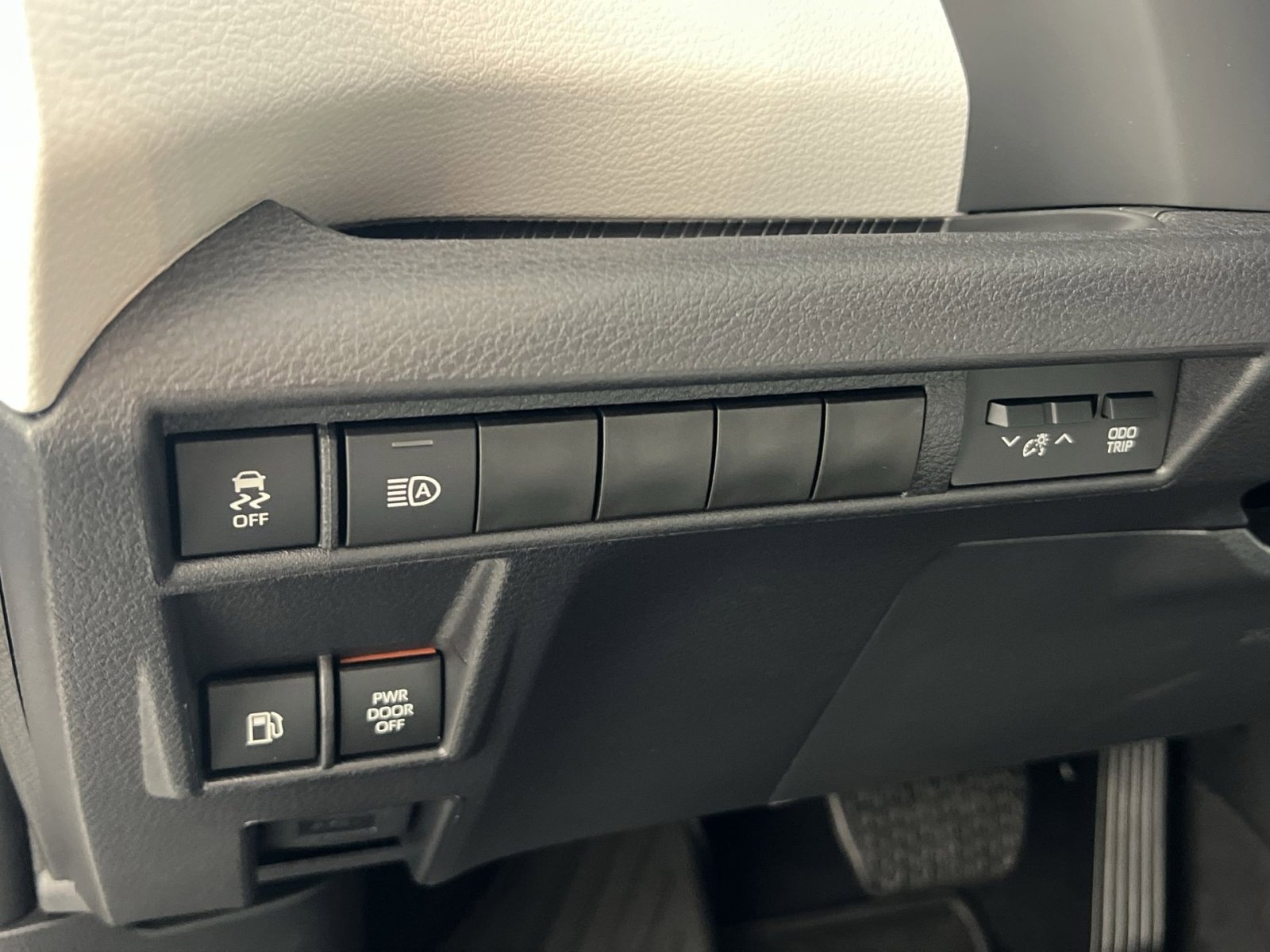 Used 2025 Toyota Sienna XLE image 32