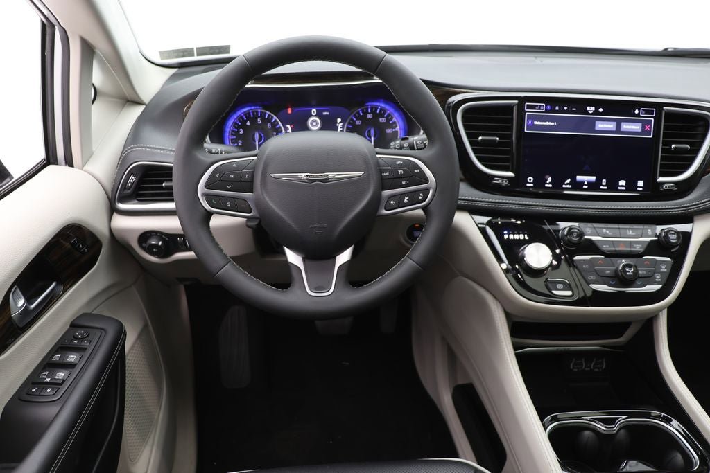 Used 2024 Chrysler Pacifica Limited FWD image 13