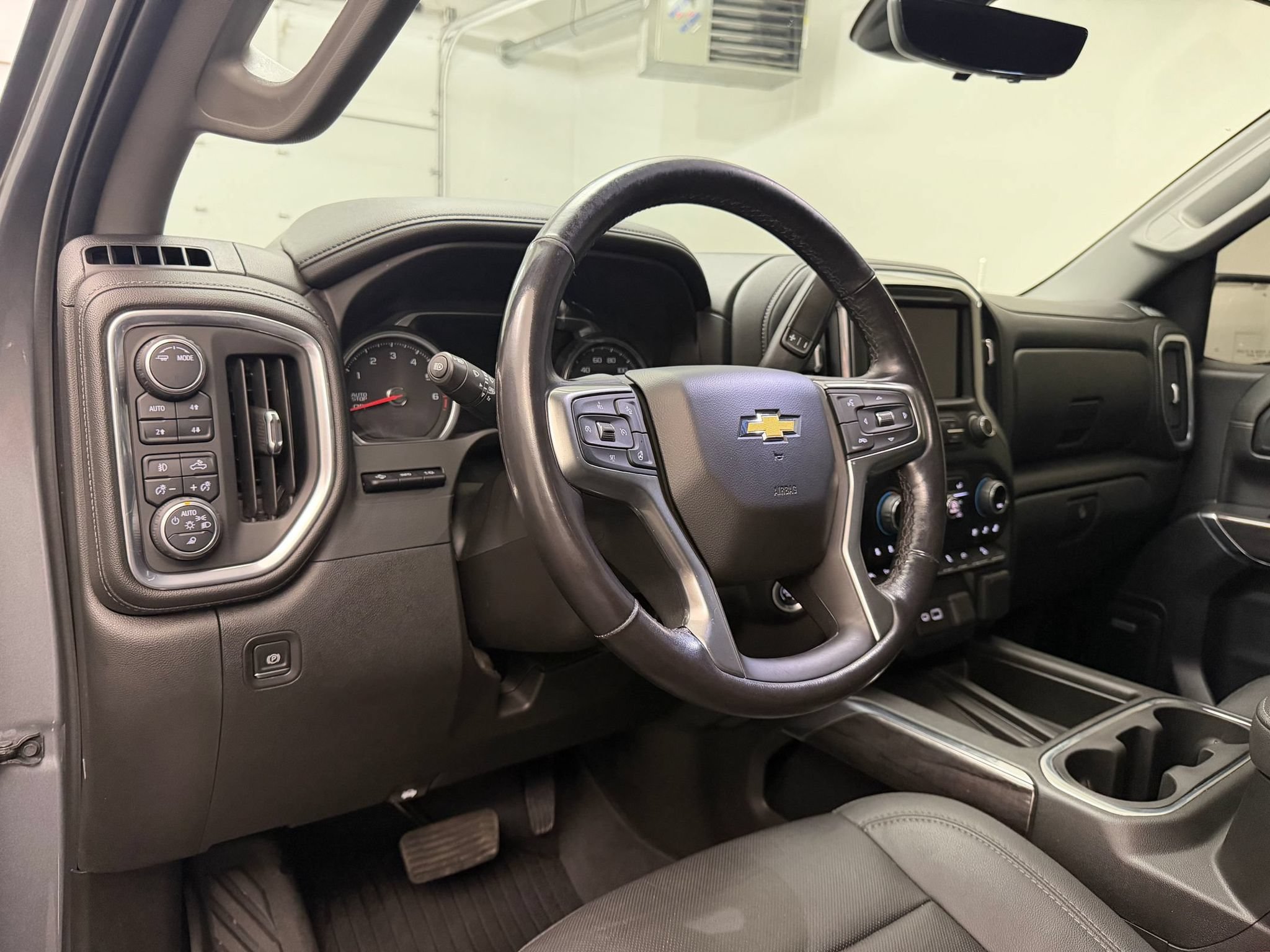 Used 2021 Chevrolet Silverado 1500 LTZ w/ LTZ Premium Package AWD/4WD image 4
