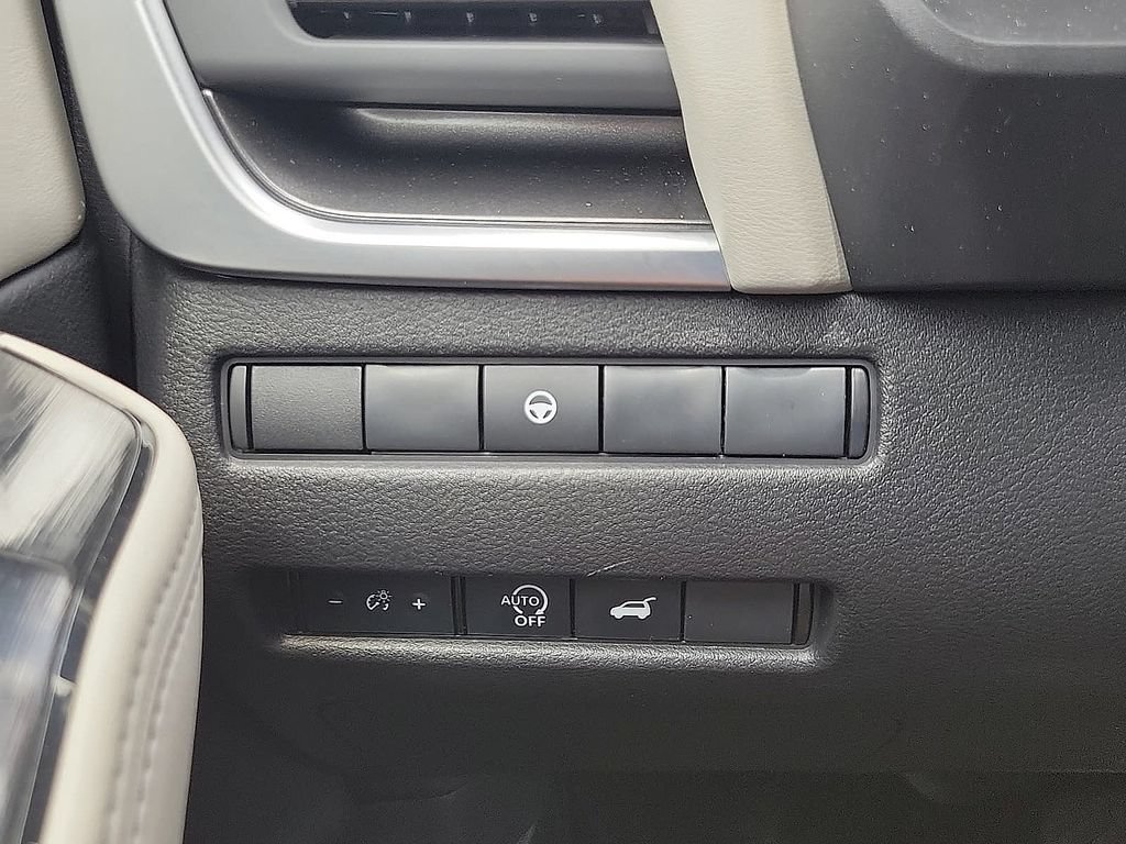 Used 2025 Nissan Rogue SV FWD image 14