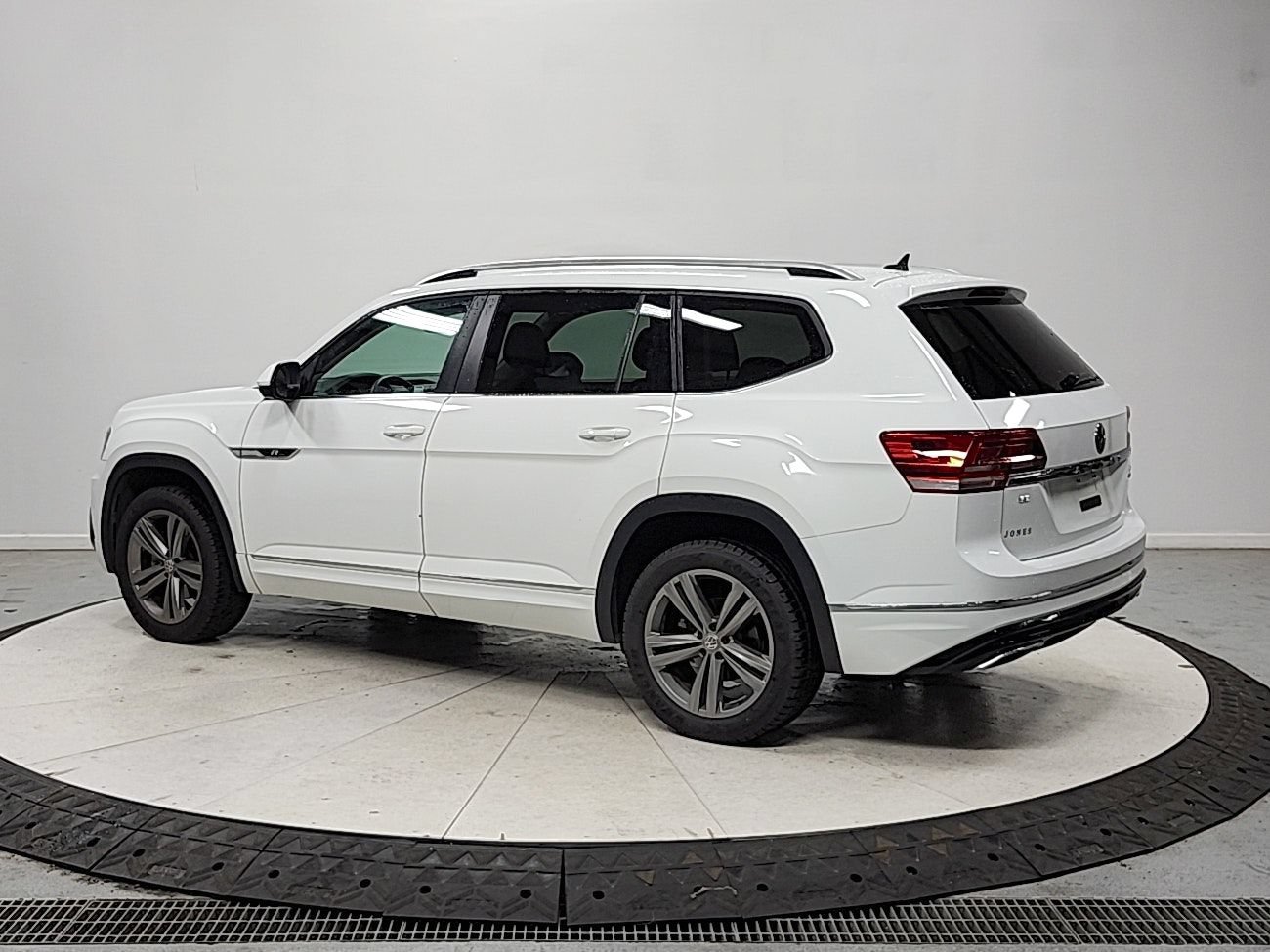 Used 2018 Volkswagen Atlas SE w/ R-Line Package AWD/4WD image 5