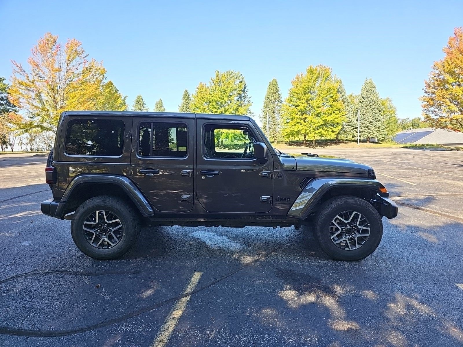 Used 2025 Jeep Wrangler Unlimited Sahara AWD/4WD image 7