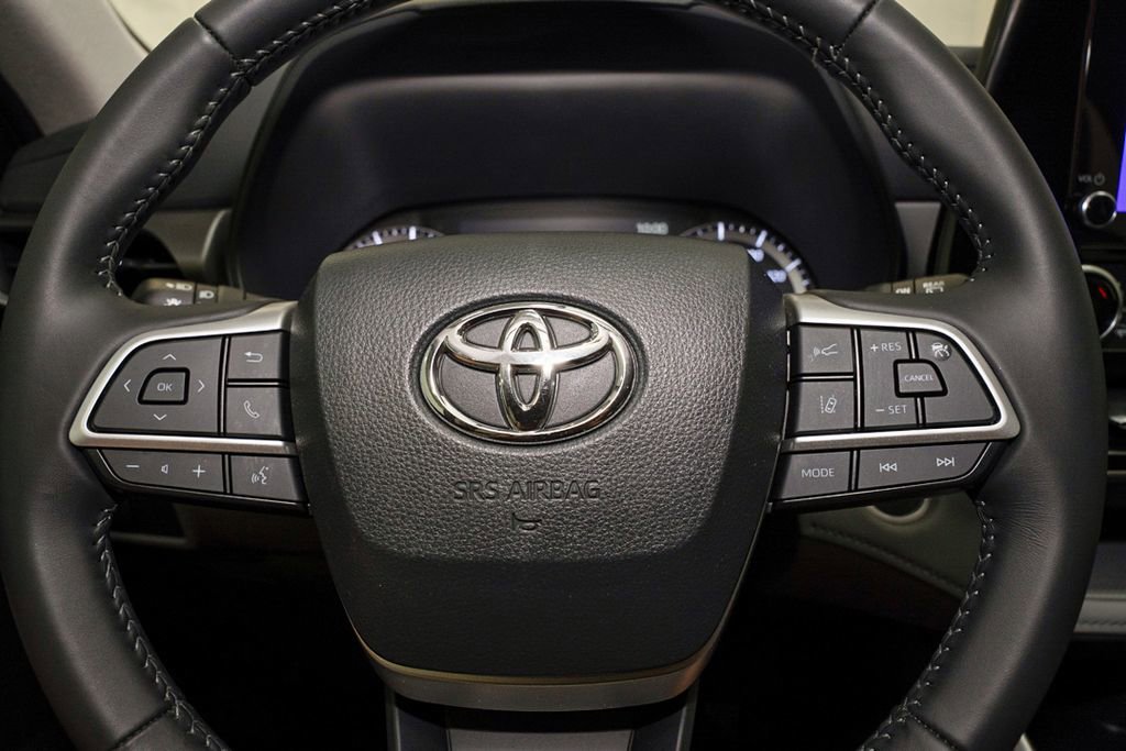 Used 2024 Toyota Highlander LE FWD image 20
