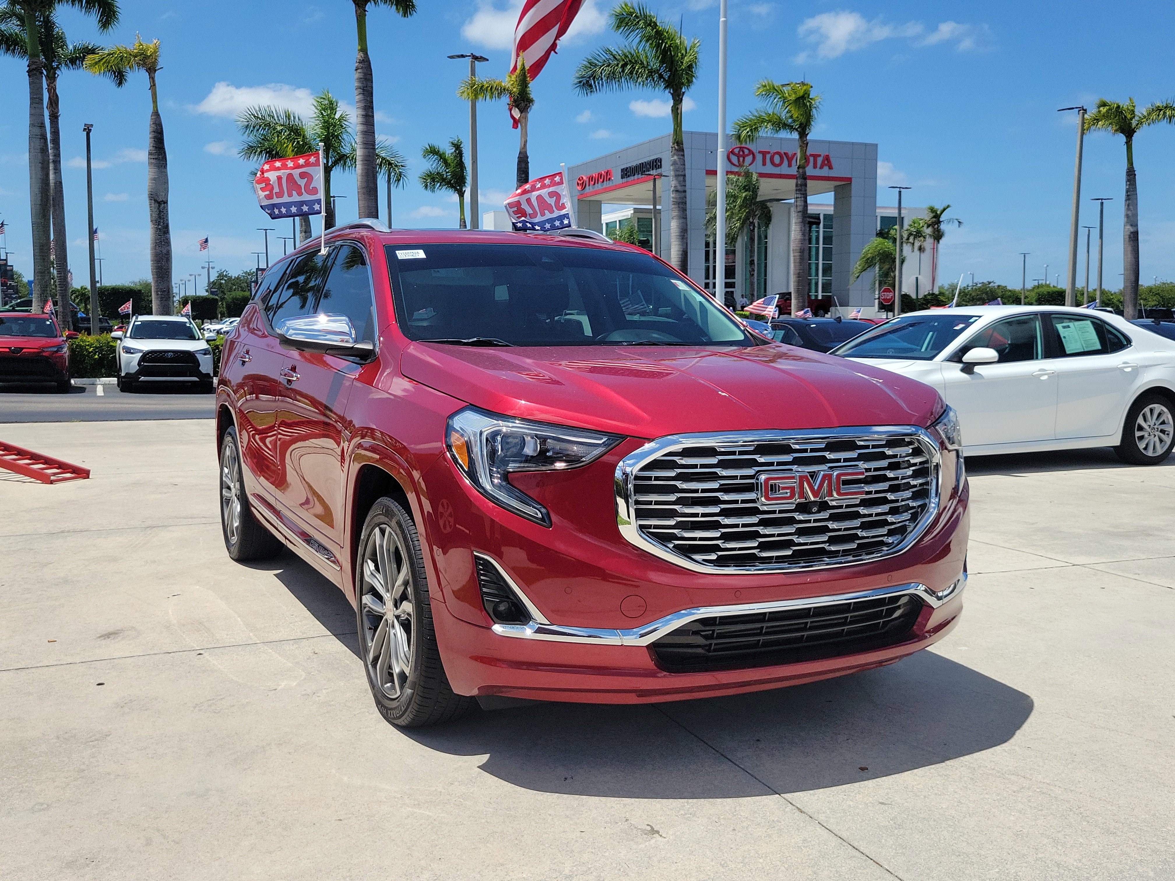 Used 2020 GMC Terrain Denali w/ Denali Premium Package FWD image 2