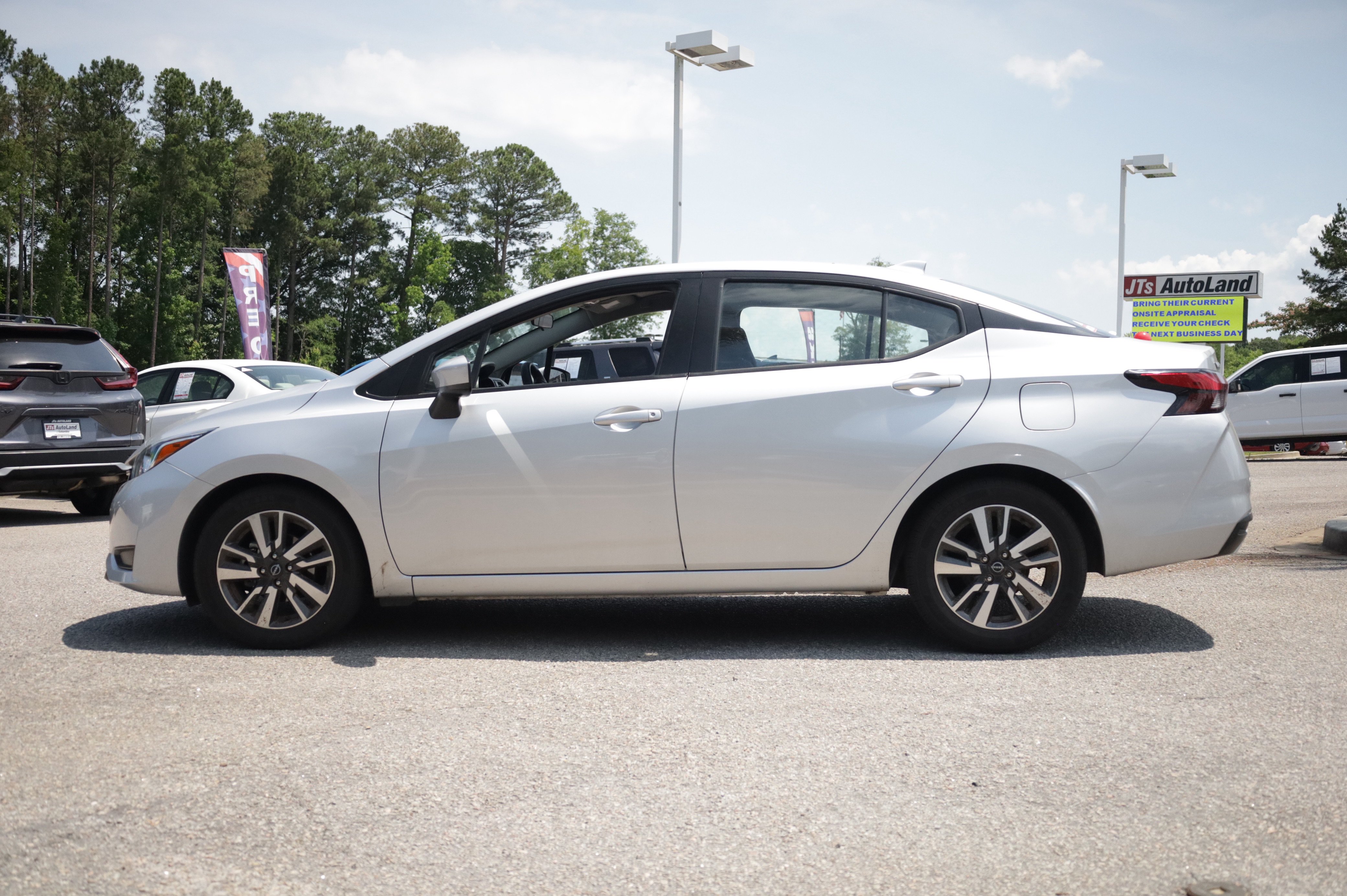Used 2024 Nissan Versa SV FWD image 2
