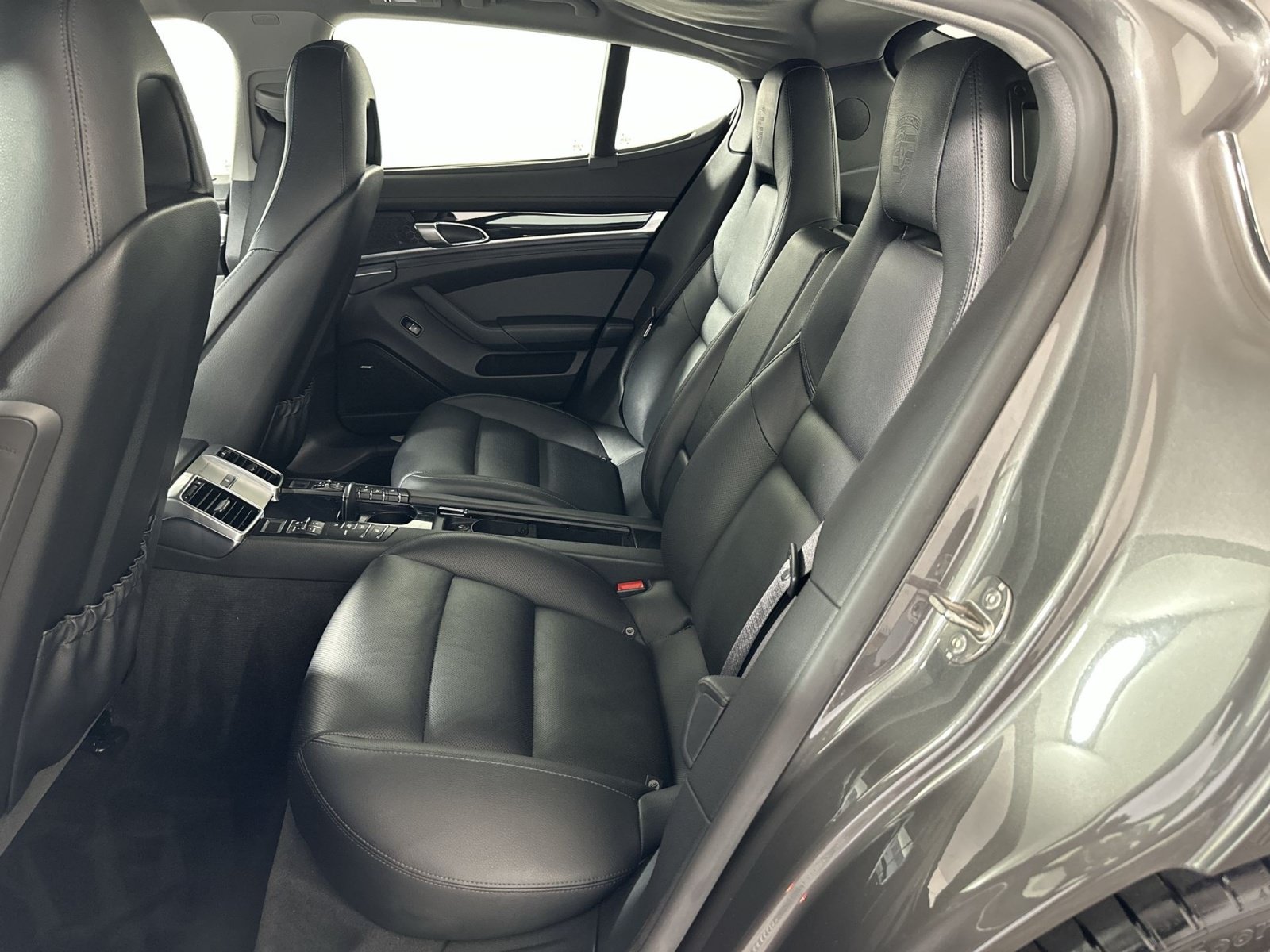 Used 2016 Porsche Panamera RWD image 25