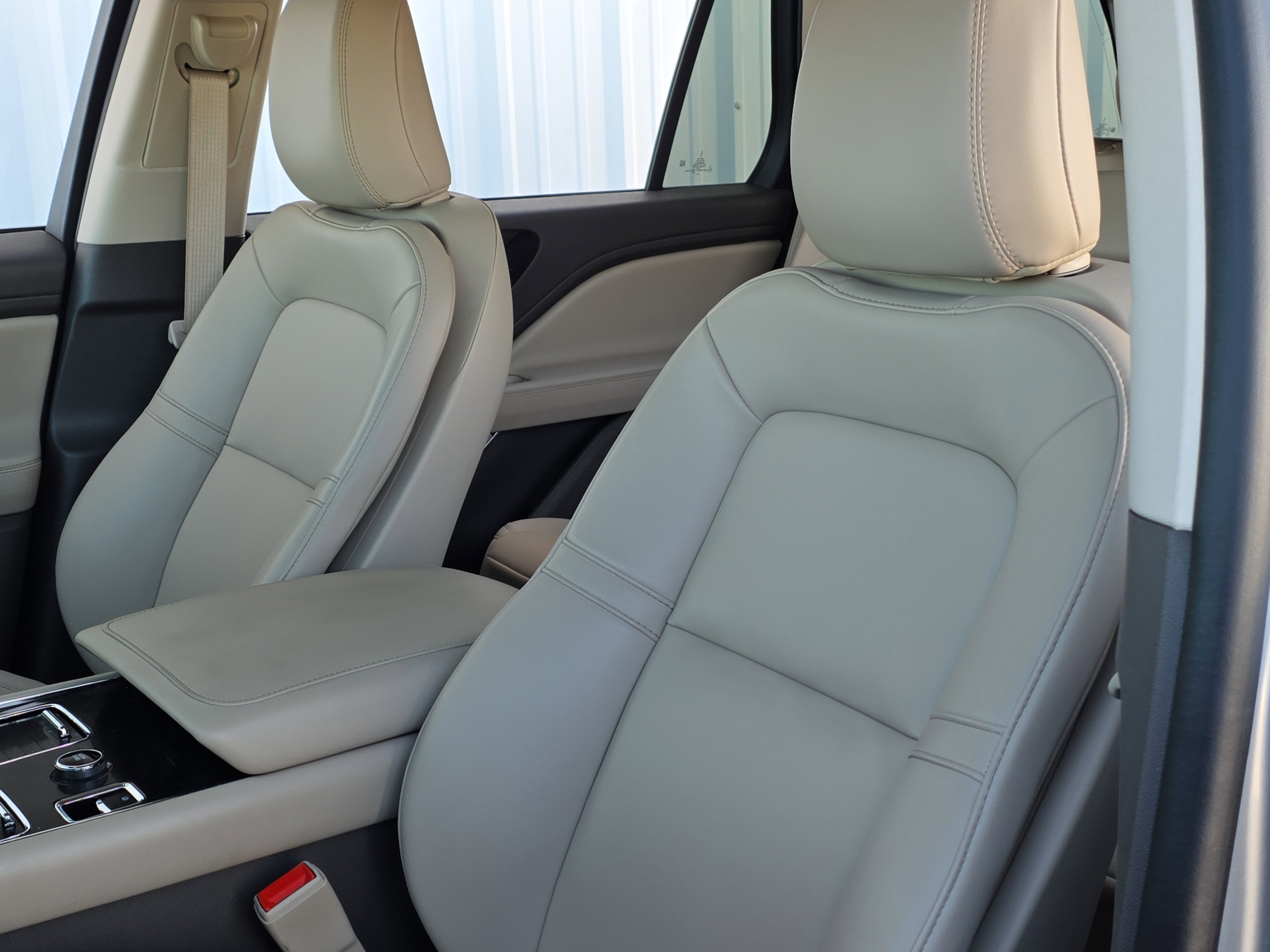 Used 2023 Lincoln Aviator 2WD w/ Elements Package image 16