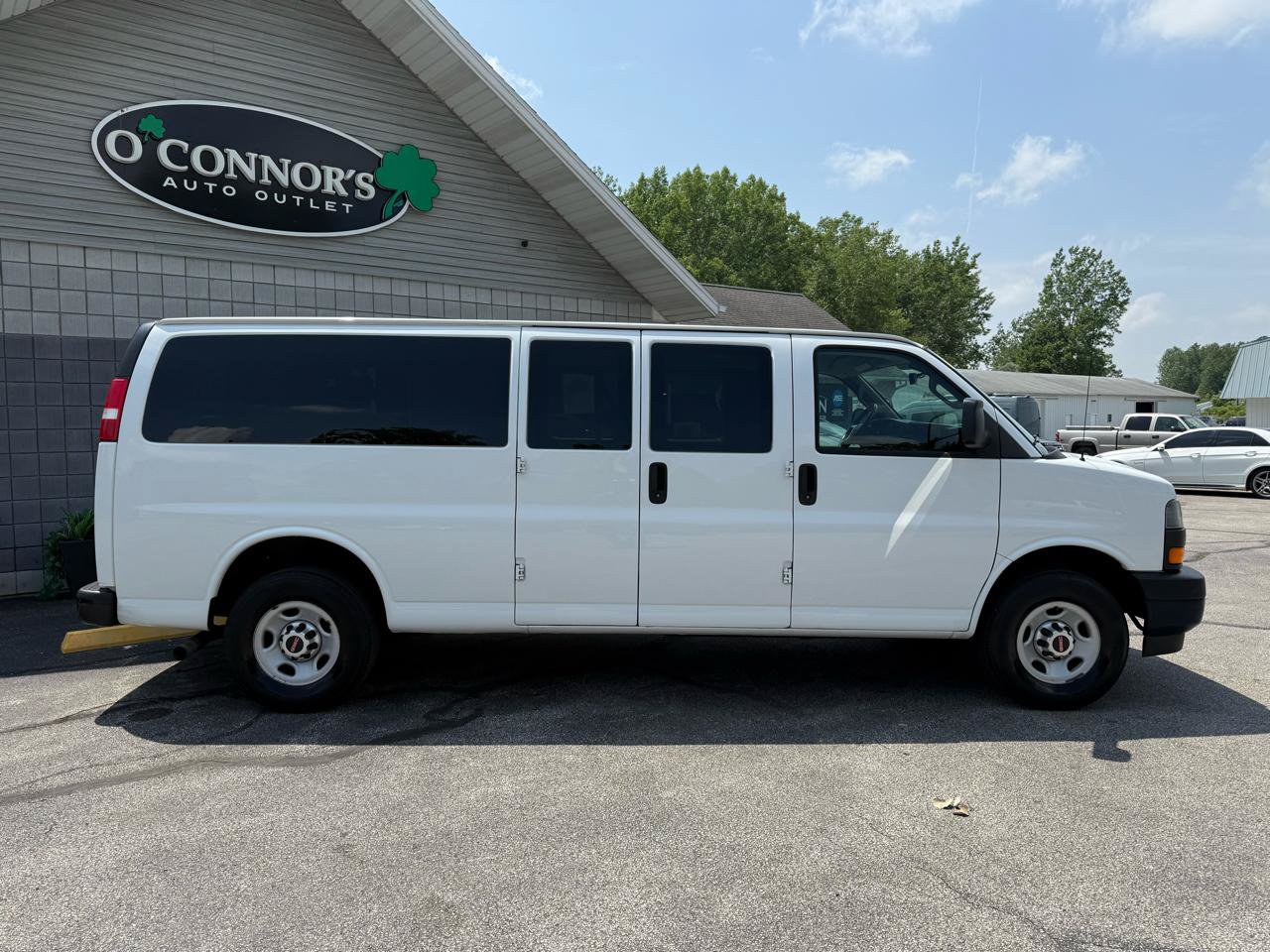 Used 2018 GMC Savana 3500 LS RWD image 2