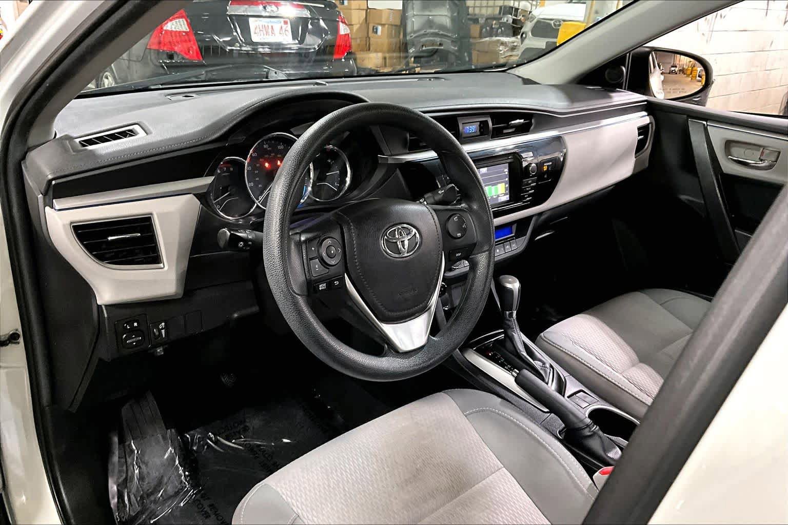 Used 2015 Toyota Corolla LE FWD image 18