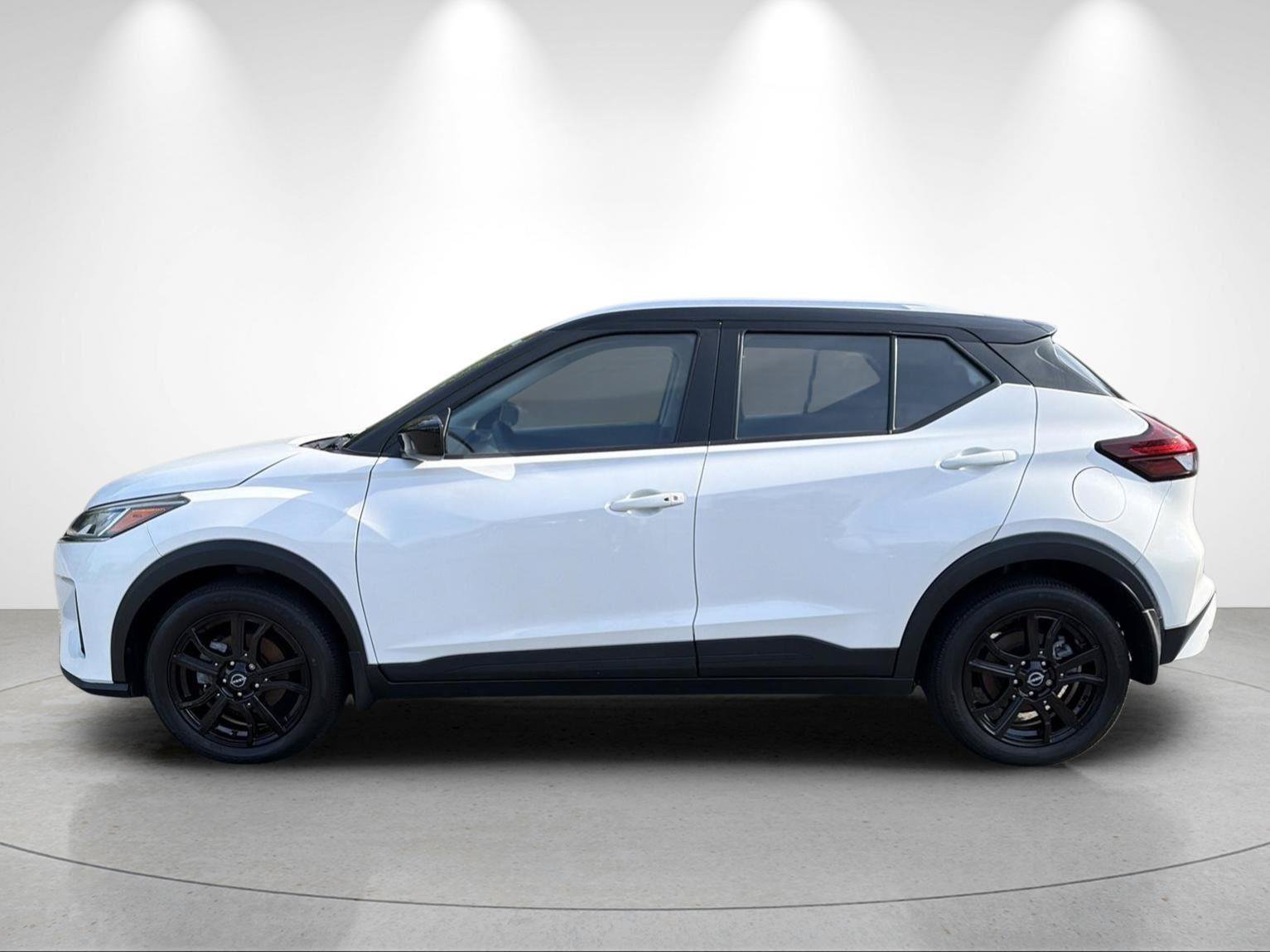 Used 2023 Nissan Kicks SV FWD image 2