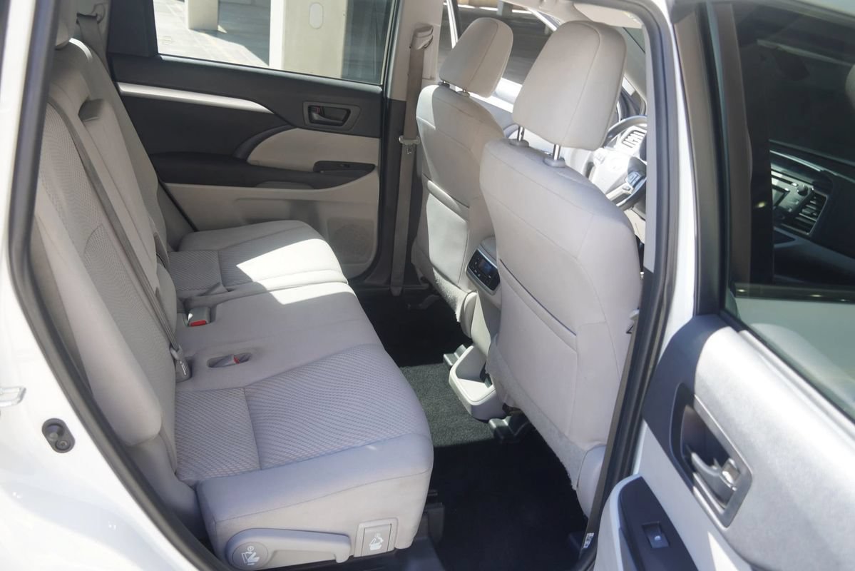 Used 2019 Toyota Highlander LE AWD/4WD image 11