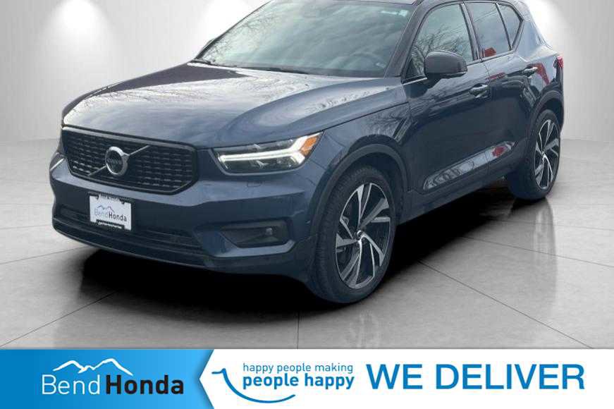 Used 2022 Volvo XC40 T5 R-Design w/ Advanced Package