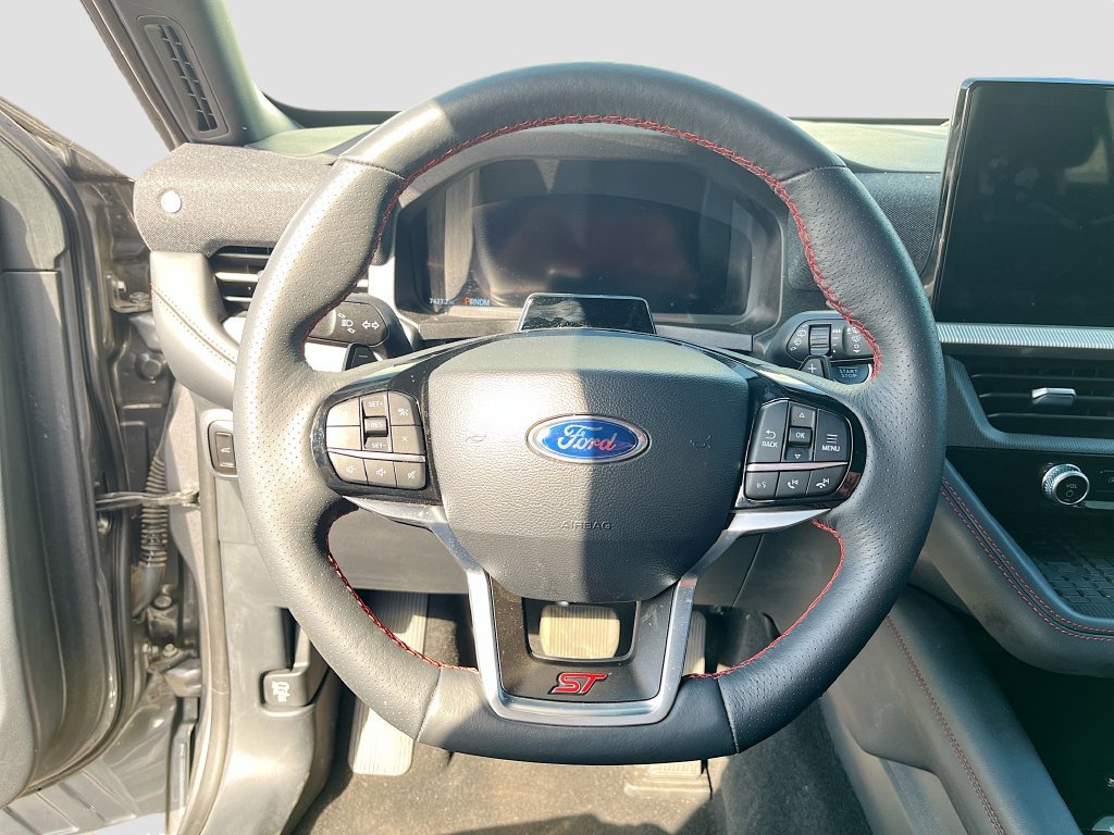 Used 2025 Ford Explorer ST AWD/4WD image 11