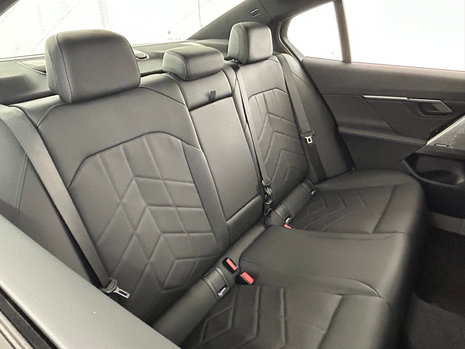 Used 2026 BMW 550e xDrive image 40