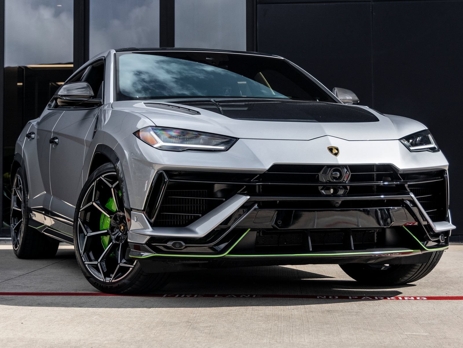 Used 2024 Lamborghini Urus Performante AWD/4WD image 2
