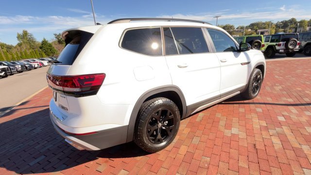 Used 2024 Volkswagen Atlas Peak Edition SEL AWD/4WD image 9