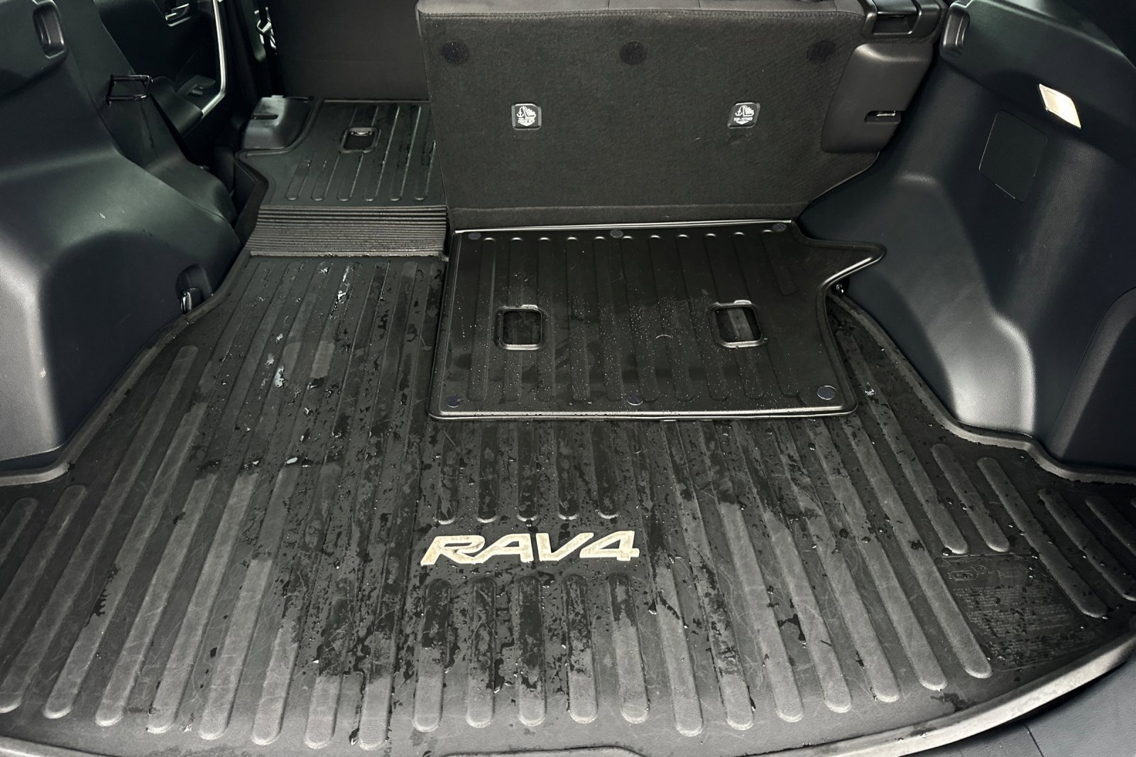 Used 2023 Toyota RAV4 SE w/ Weather & Moonroof Package image 15