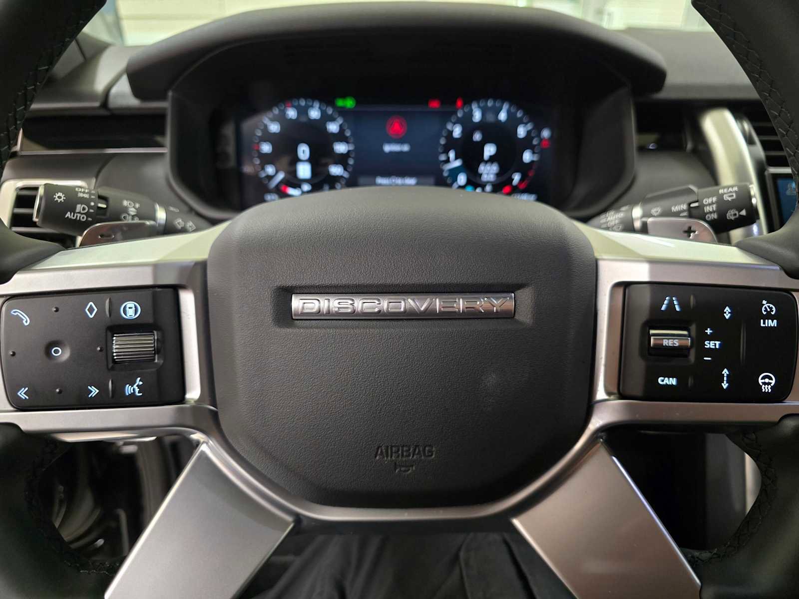 Used 2025 Land Rover Discovery S image 25