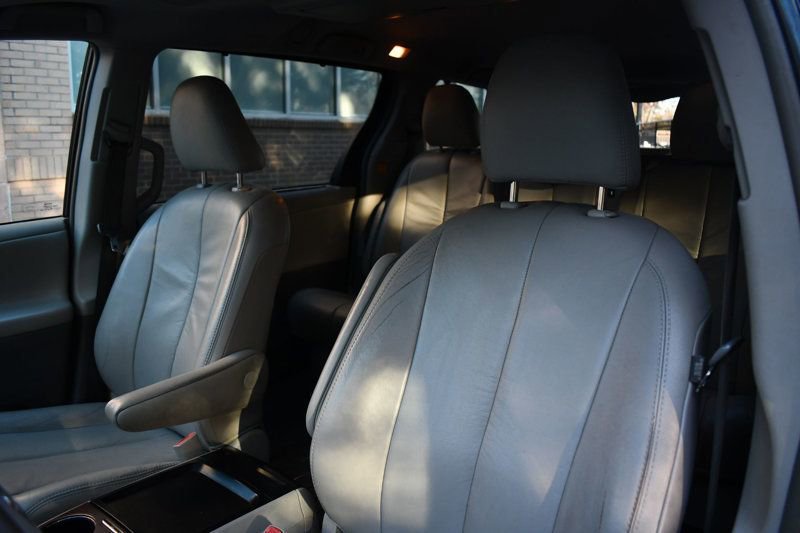 Used 2011 Toyota Sienna XLE w/ Premium Pkg image 19