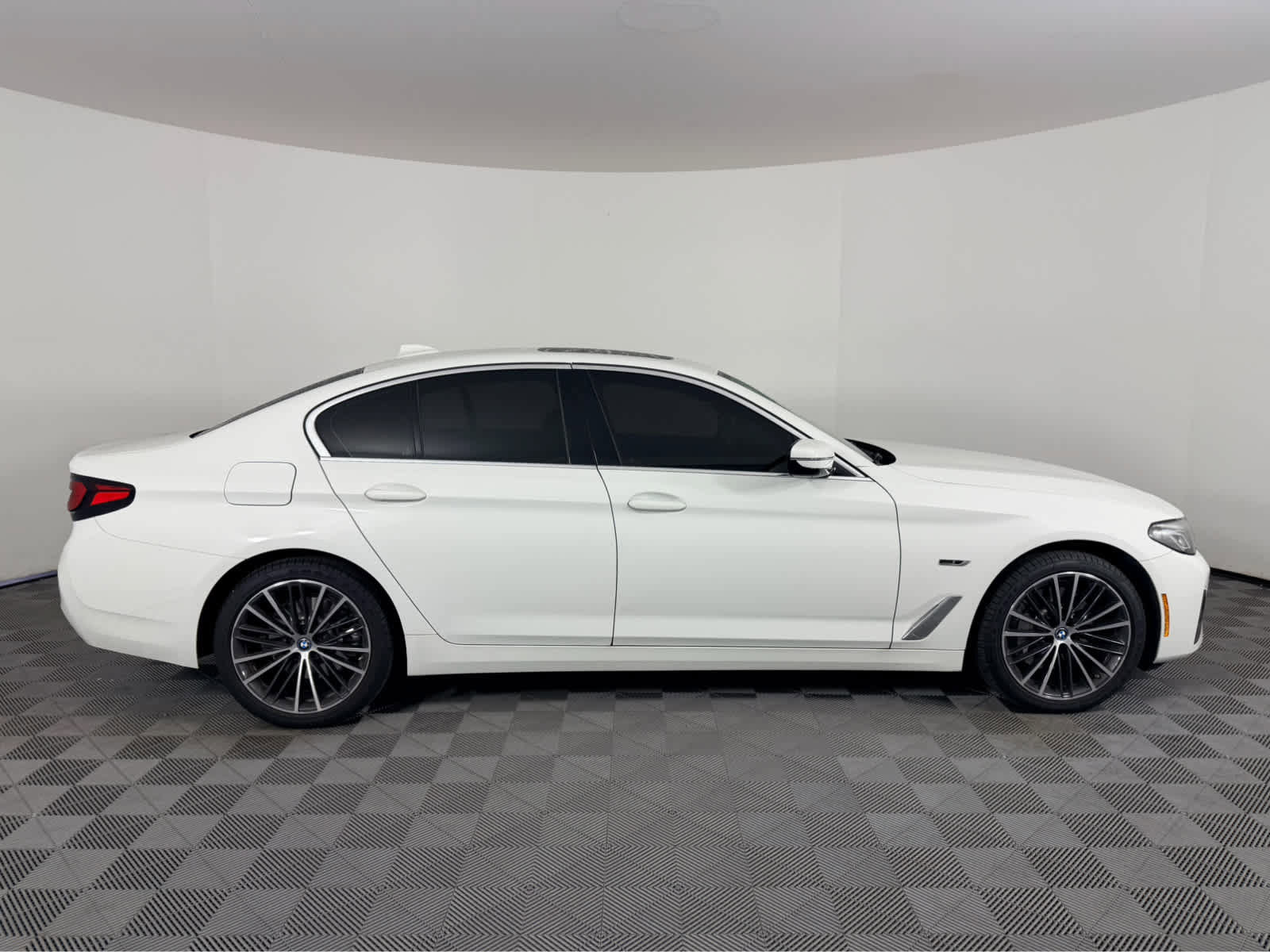 Used 2023 BMW 530e w/ Convenience Package image 3