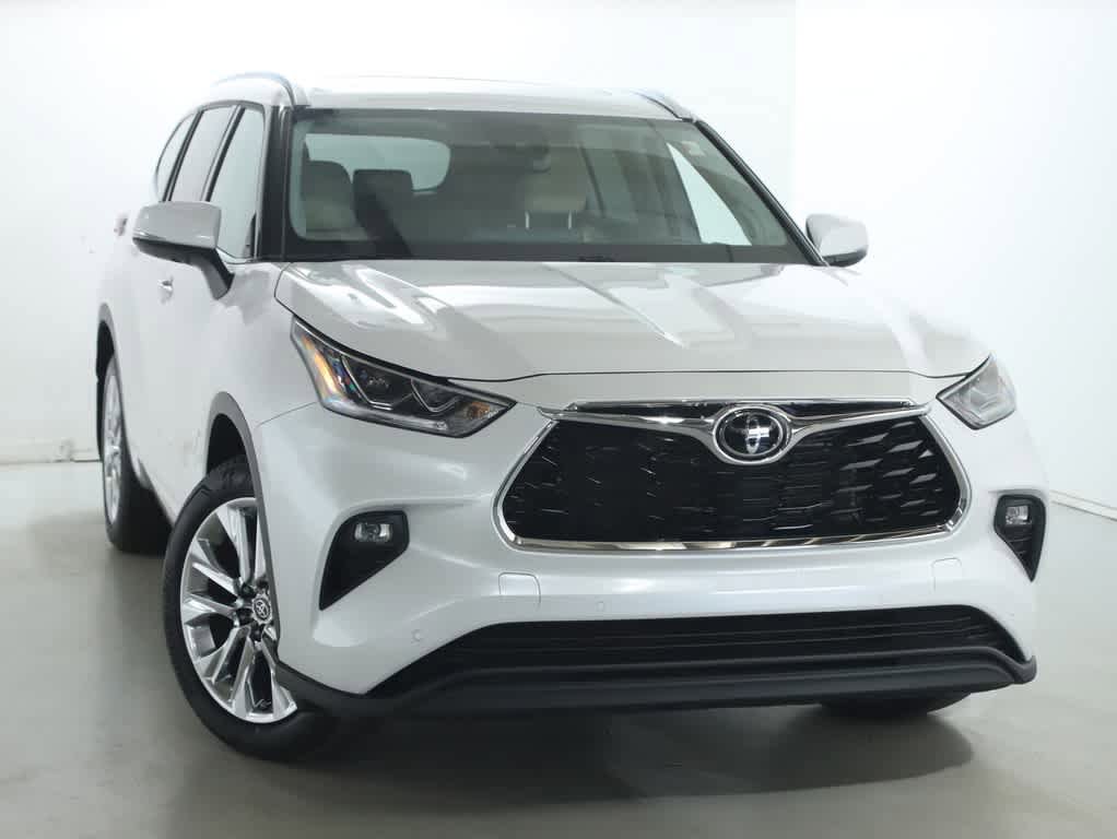 Used 2024 Toyota Highlander Limited AWD/4WD image 1