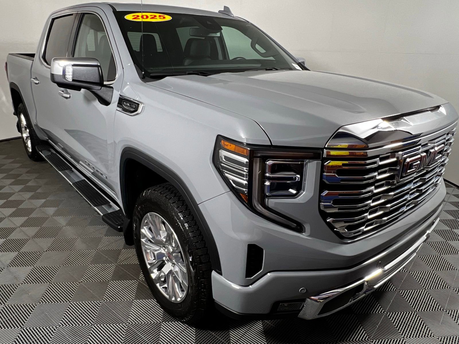 Used 2025 GMC Sierra 1500 Denali AWD/4WD image 3
