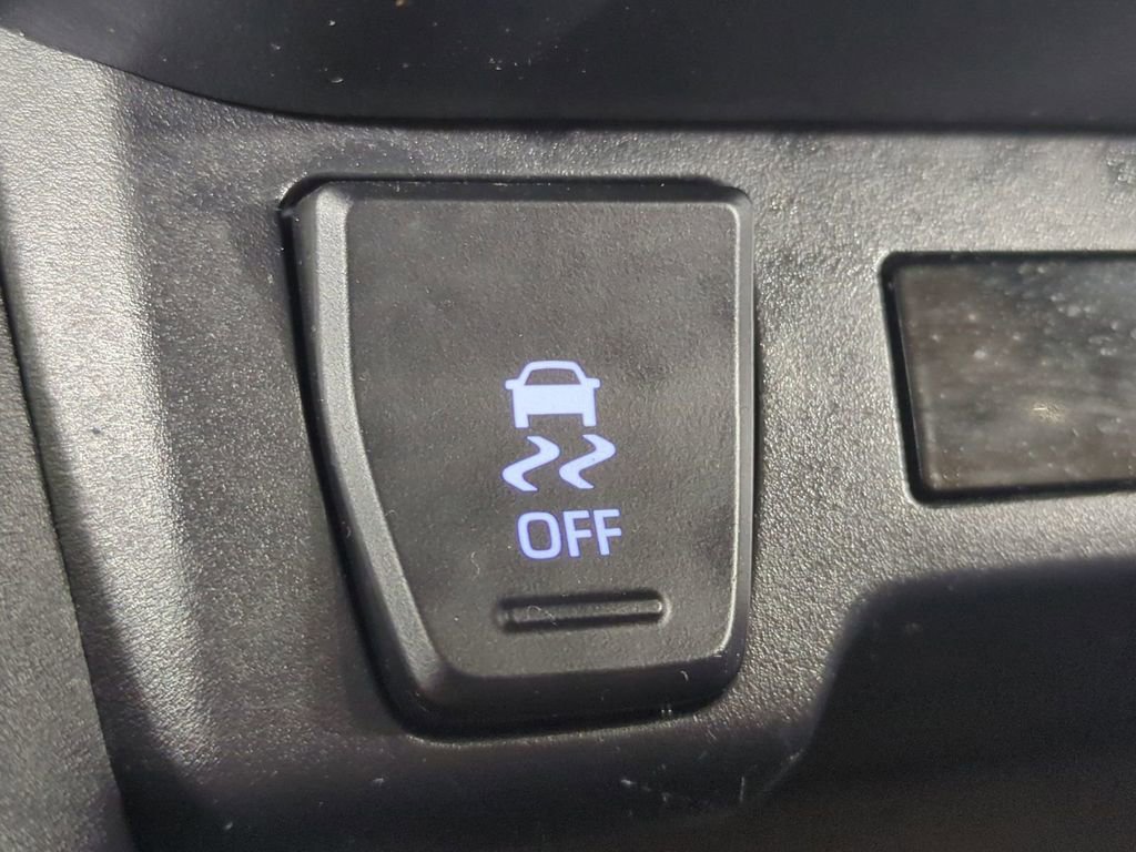 Used 2020 Toyota RAV4 XLE w/ Convenience Package FWD image 28