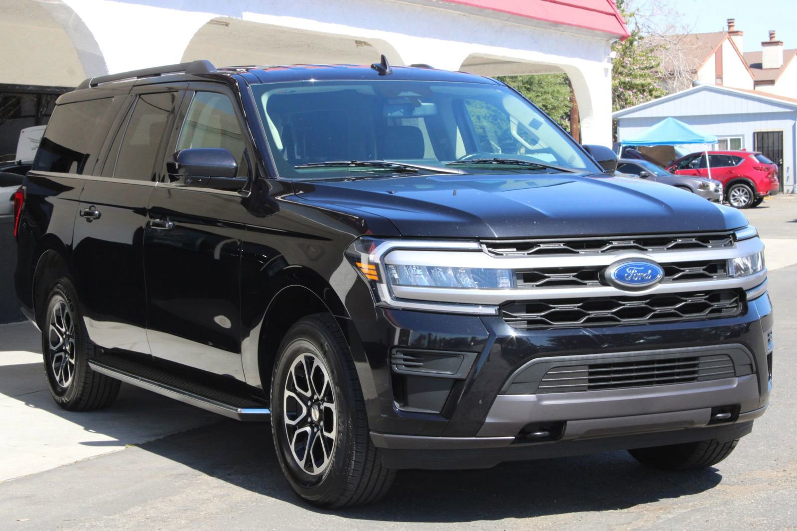 Used 2023 Ford Expedition Max XLT image 3