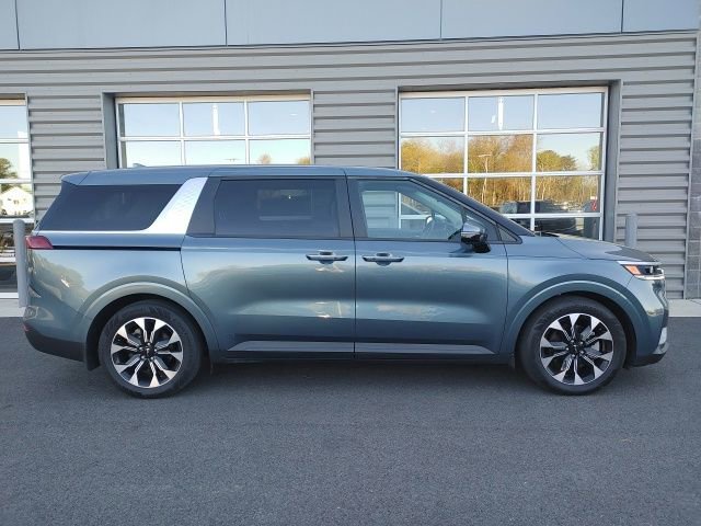 Used 2024 Kia Carnival EX image 2