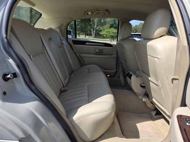 Used 2006 Lincoln Town Car Signature RWD image 26