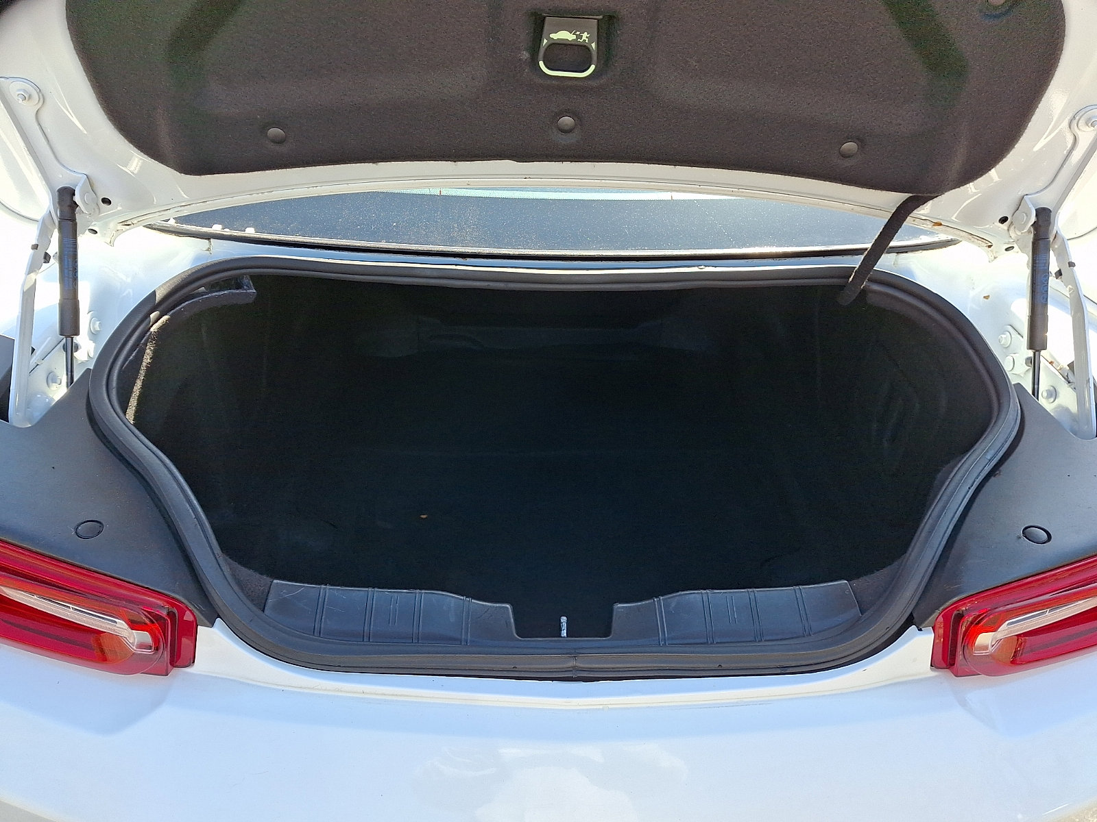 Used 2020 Chevrolet Camaro LT RWD image 30