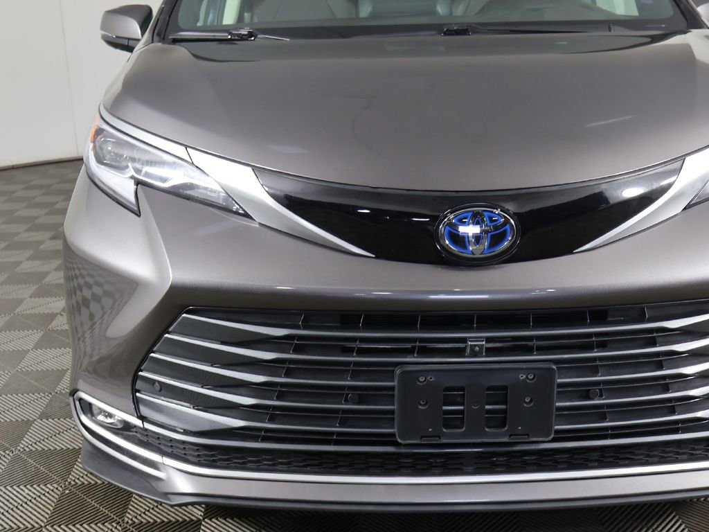 Used 2023 Toyota Sienna Platinum image 17