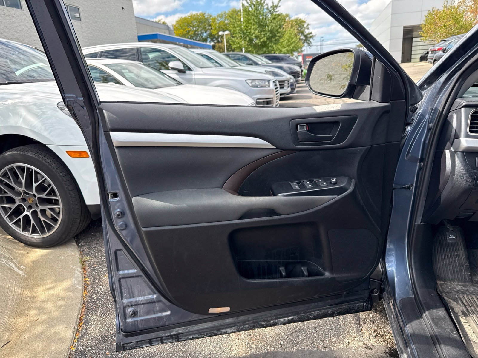 Used 2019 Toyota Highlander LE AWD/4WD image 21