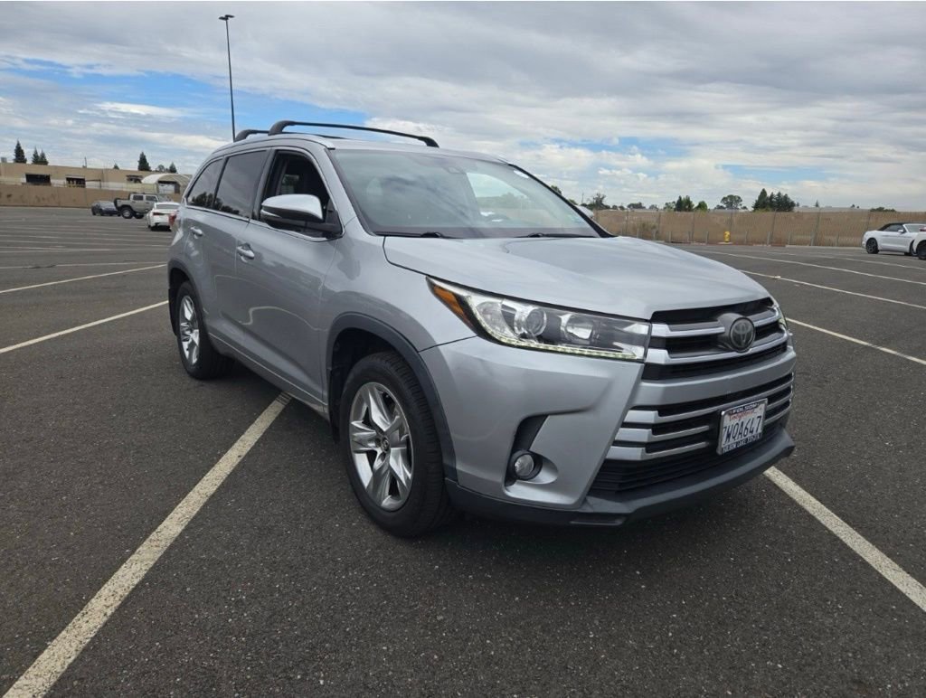 Used 2017 Toyota Highlander Limited AWD/4WD image 2