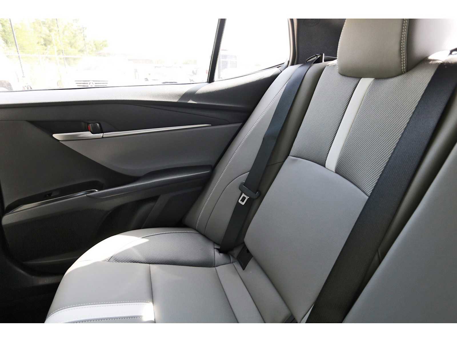 Used 2025 Toyota Camry SE w/ Convenience Package image 9