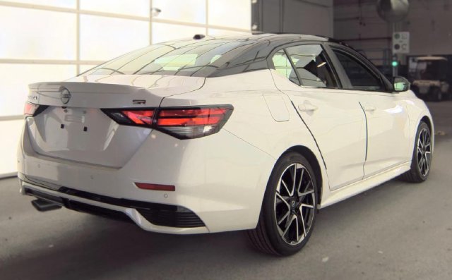 Used 2025 Nissan Sentra SR FWD image 2