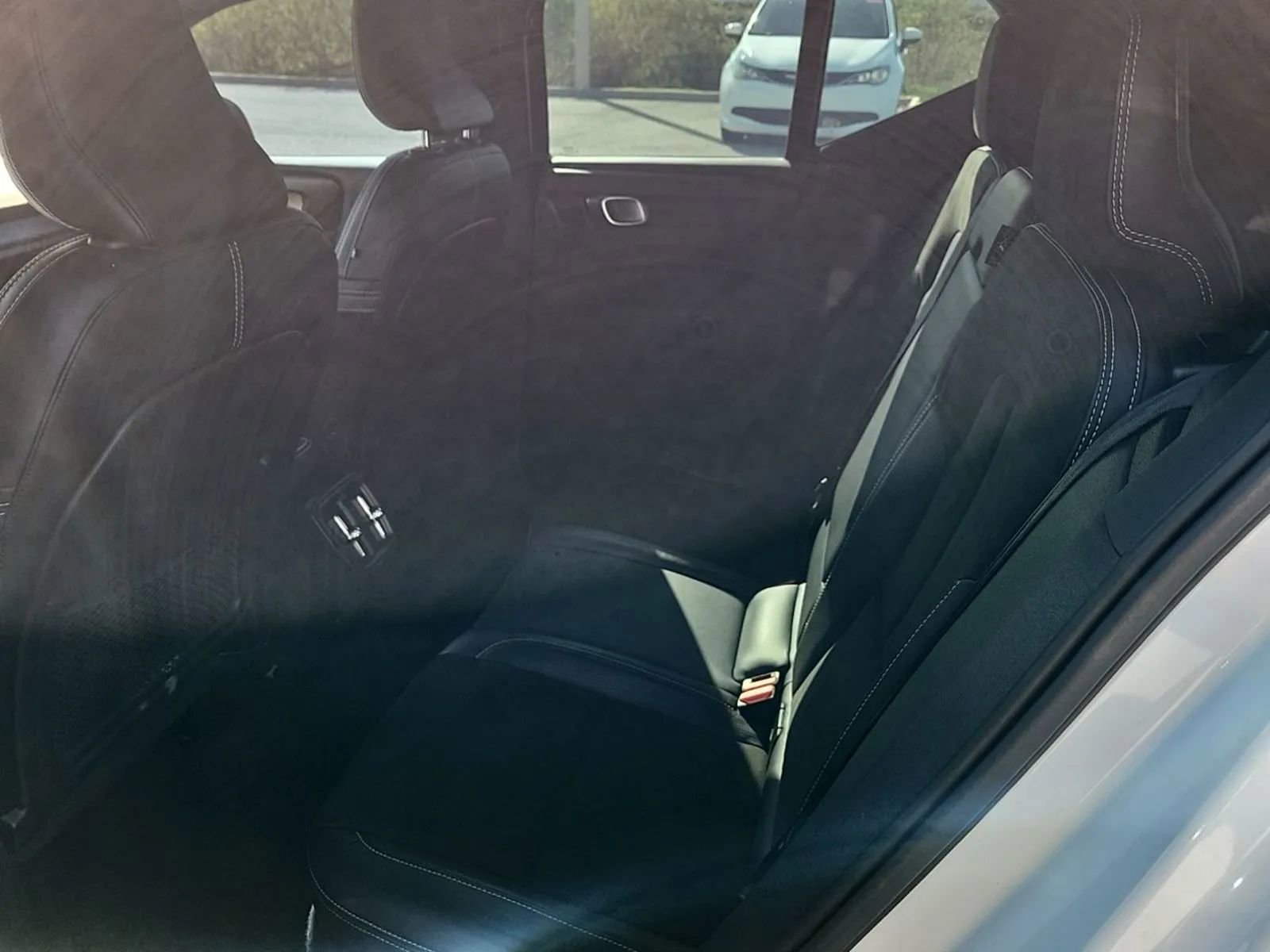 Used 2019 Volvo XC40 T4 R-Design image 12