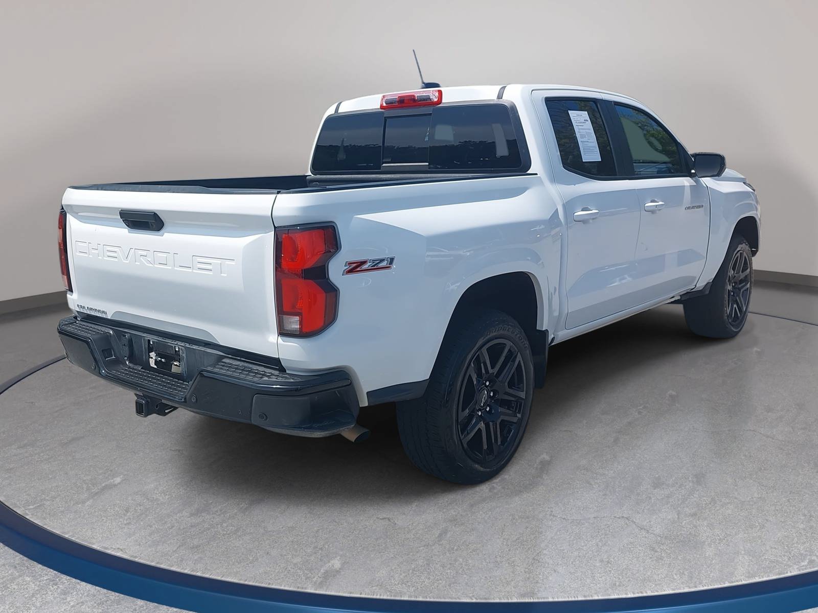 Used 2025 Chevrolet Colorado Z71 w/ Technology Package AWD/4WD image 5
