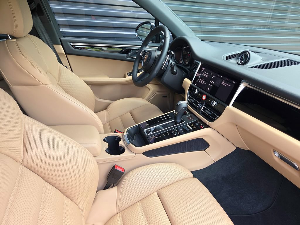 Certified 2026 Porsche Macan AWD/4WD image 18
