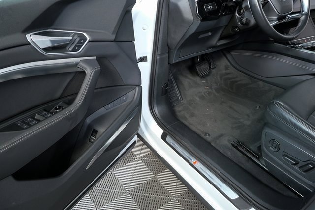Used 2021 Audi e-tron Premium Plus w/ Premium Plus Package image 8