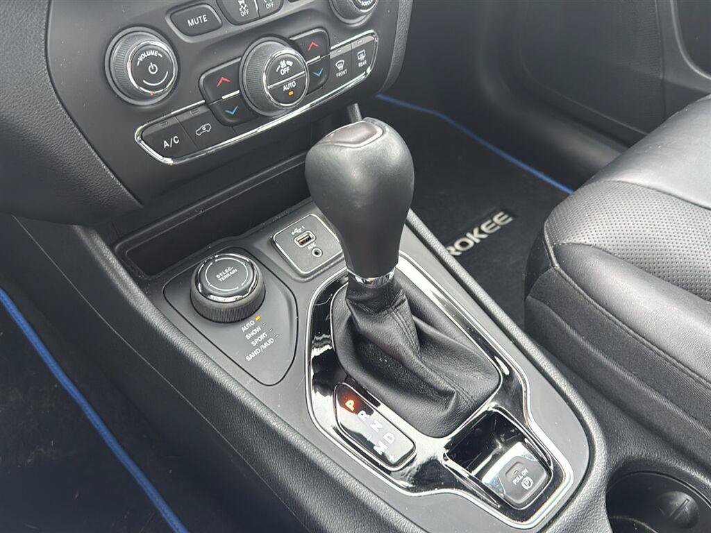 Used 2023 Jeep Cherokee Altitude Lux AWD/4WD image 19