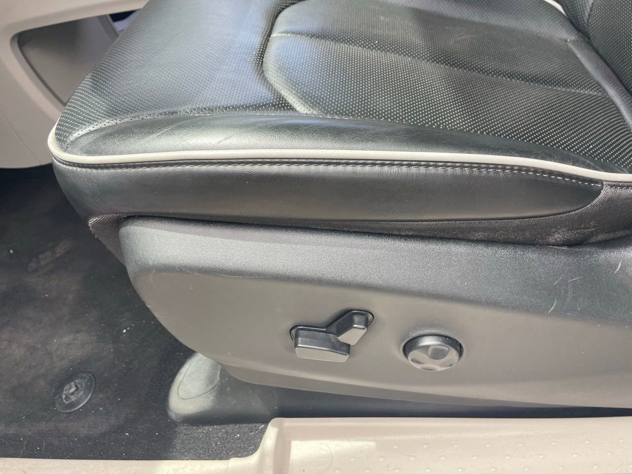 Used 2024 Chrysler Pacifica Limited FWD image 7