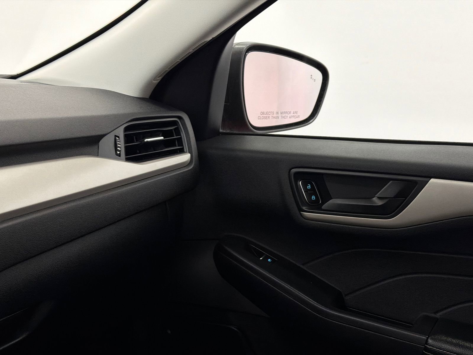 Used 2022 Ford Escape SE image 30