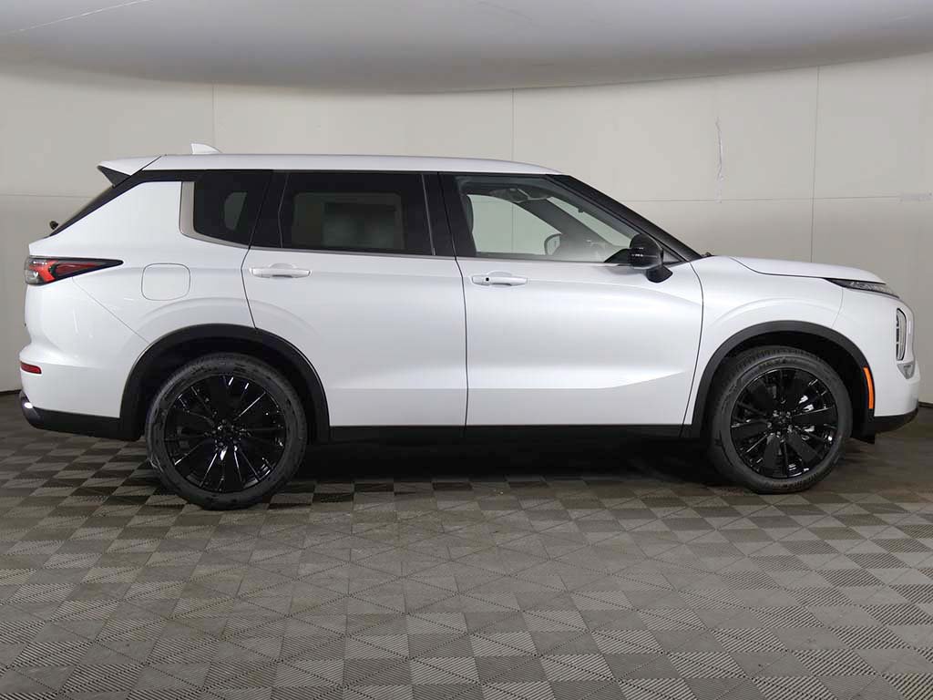 New 2026 Mitsubishi Outlander LE AWD/4WD image 18