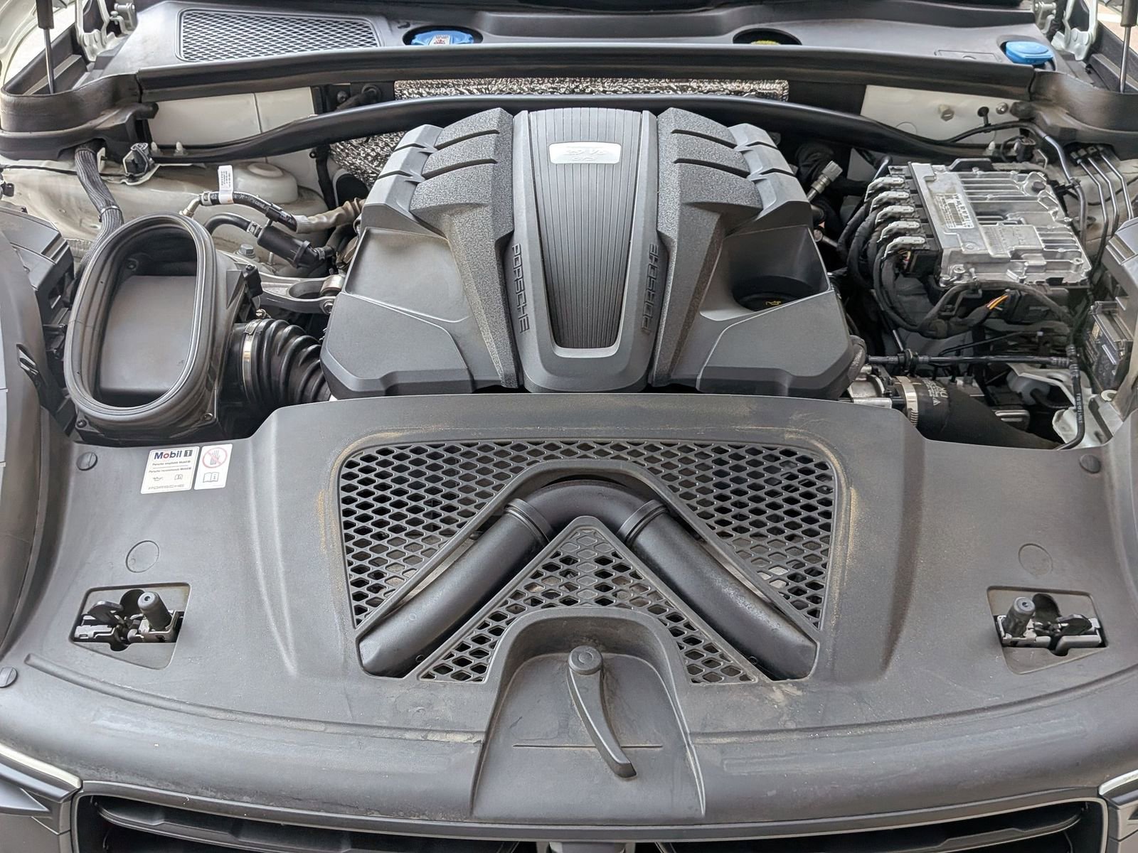 Certified 2024 Porsche Macan GTS image 29