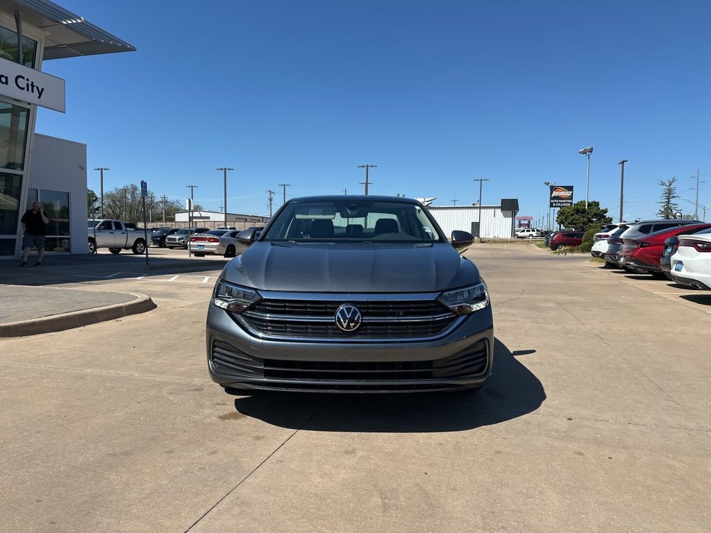 Used 2024 Volkswagen Jetta SE image 2