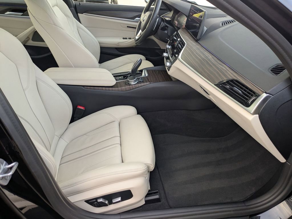 Used 2021 BMW 530i xDrive w/ Premium Package image 26