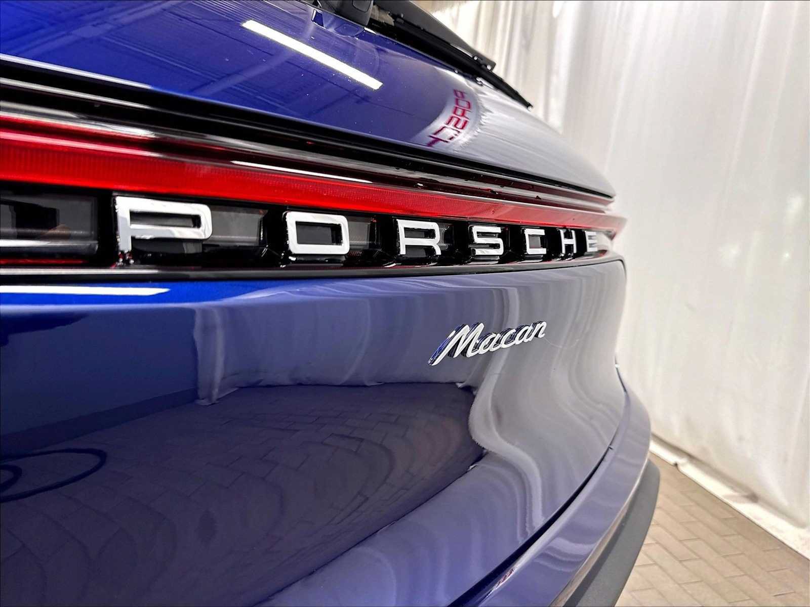 Used 2026 Porsche Macan AWD/4WD image 34