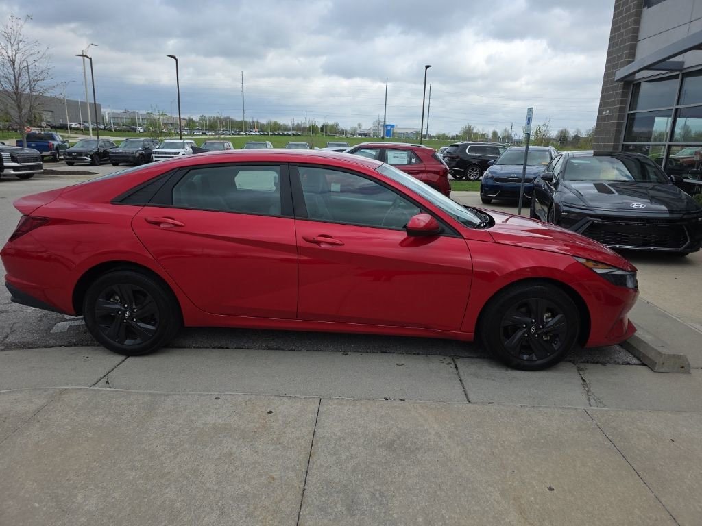 Used 2023 Hyundai Elantra SEL w/ Preferred Accessory Package FWD image 4